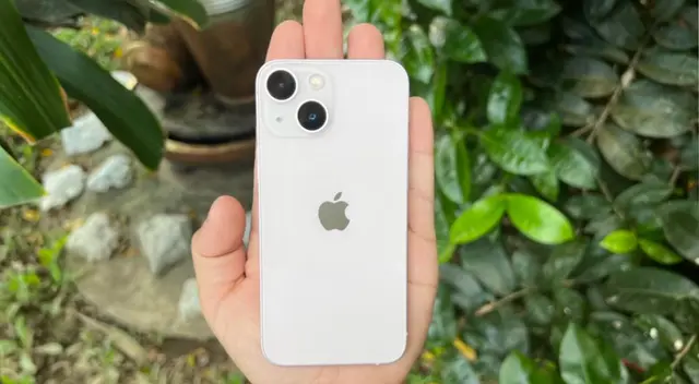 Este iPhone pequeño sobresale  por su rendimiento, así como buen trabajo en las cámaras y video.