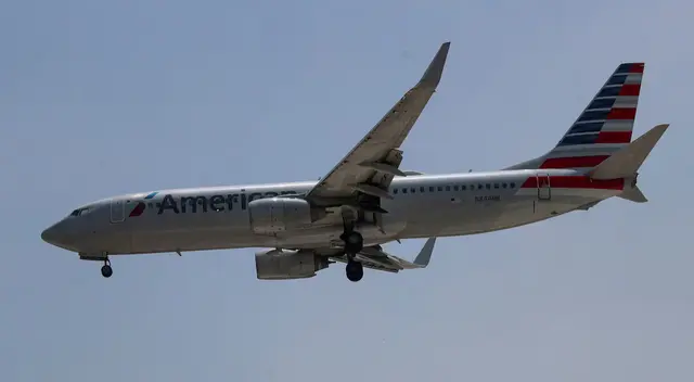 Vuelo de American Airlines sufre amenaza de bomba y cambia de destino.