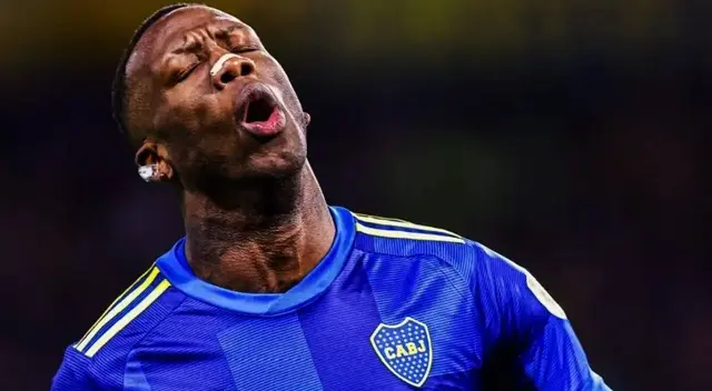La firme medida de Gago sobre Luis Advíncula.