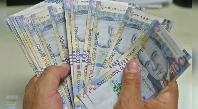 El factoring permite a las empresas ceder sus facturas por cobrar, obteniendo entre el 90% y 95% de su valor de forma inmediata, mejorando su liquidez. El factoring permite a las empresas ceder sus facturas por cobrar, obteniendo entre el 90% y 95% de su valor de forma inmediata, mejorando su liquidez.