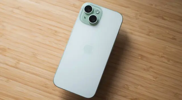 Este celular salió en 2023, pero se sigue manteniendo como un gama alta solvente con un rendimiento sobresaliente.