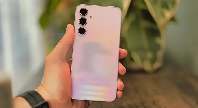 Motorola y Samsung compiten por convertirse en referentes de la gama media.