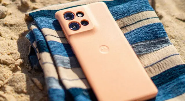 Este gama media es muy potente, destaca por su procesaor, pantalla y carga rápida, ademas de contar con mucha protección.