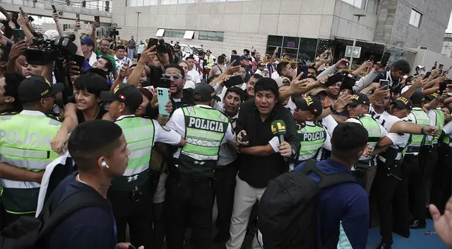 Cientos de hinchas 'blanquiazules' reciben al plantel de Alianza