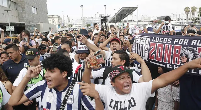 Hinchas de Alianza arman la fiesta en el aeropuerto