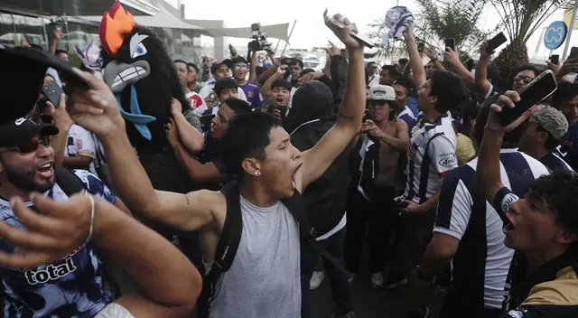 Hinchas aliancistas esperan eufóricos la llegada del plantel