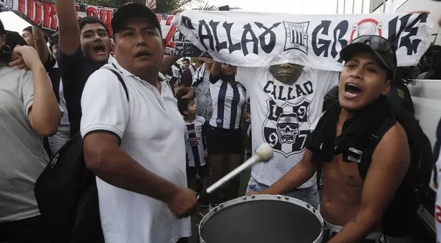 Los instrumentos no podían faltar en el recibimiento al plantel