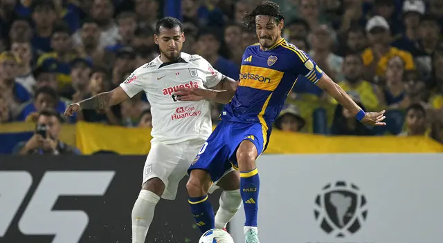 Miguel Trauco disputando un balón con Edinson Cavani en La Bombonera