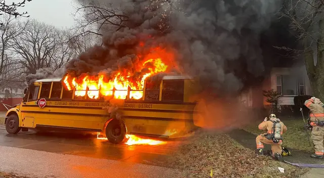 Se incendió un autobús escolar con niños a bordo.