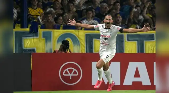 Hernán Barcos con camiseta de Alianza Lima ante Boca Juniors