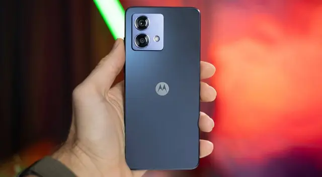 Este es el Motorola G84 5g, el gama media de cuero que supera al iPhone 16e en potencia y bajo precio.