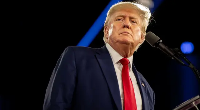Trump posterga aranceles a autos tras hablar con fabricantes.