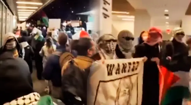 Manifestantes Propalestinos enmascarados toman la biblioteca de la Universidad de Columbia en Nueva York. Manifestantes Propalestinos enmascarados toman la biblioteca de la Universidad de Columbia en Nueva York.