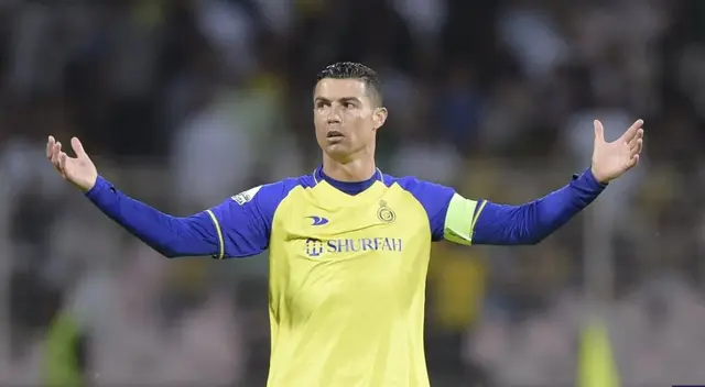 Cristiano Ronaldo se encontró a su doble en la tribuna y reaccionó de una manera peculiar Cristiano Ronaldo se encontró a su doble en la tribuna y reaccionó de una manera peculiar