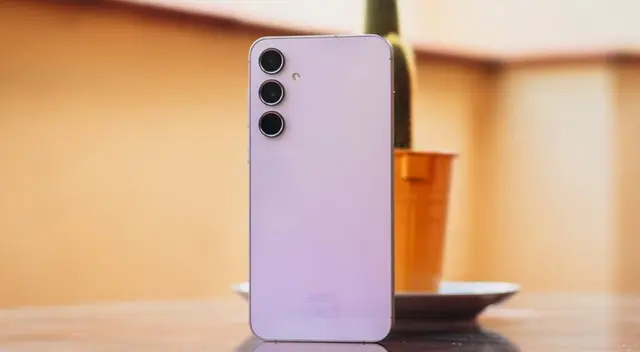 Este es el Galaxy A35 5g, el smartphone gama media de Samsung similar al A55 pero más barato.