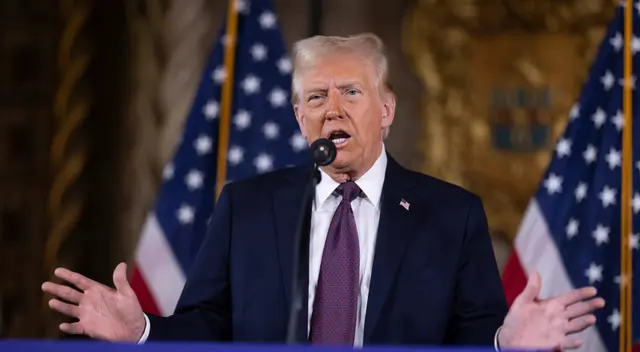 Trump impone la ‘LISTA ROJA’ y deja fuera a miles de inmigrantes Trump impone la ‘LISTA ROJA’ y deja fuera a miles de inmigrantes