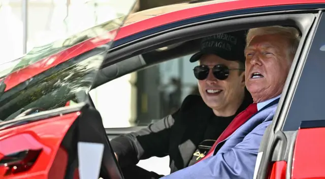Trump se sube a un Tesla en la Casa Blanca y lanza guiño a Elon Musk.