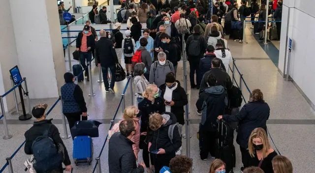 EE.UU. evalúa prohibir la entrada a ciudadanos de 43 países.