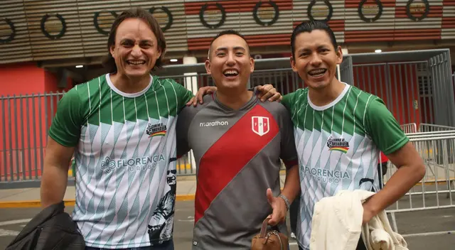 Hinchas bolivianos y peruanos van llegando al Estadio Nacional