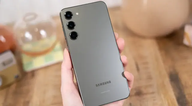 Este celular tiene pequeñas dimensiones, pero esconde uno de los mejores procesadores y buen juego de cámaras.