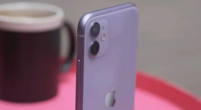 Conoce la ficha técnica del iPhone 11, el gama alta de 2020 que supera en todo al Galaxy A55 de Samsung.