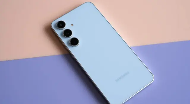 Este celular es el hermano de la familia S24 y su precio es el más accesible de todos.