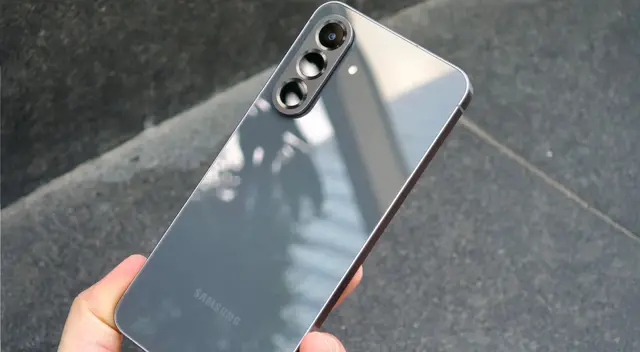 El teléfono de gama media de Samsung que compite con Motorola.