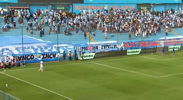 Hinchas de Sporting Cristal protagonizaron inesperado momento.