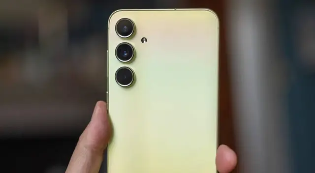 El Galaxy A55 de Samsung es considerado como uno de los mejores gama media del mundo y su precio ha bajado demasiado.
