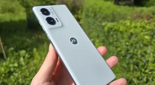 Este Motorola es uno de los mejores de la gama media y tiene precio accesible.
