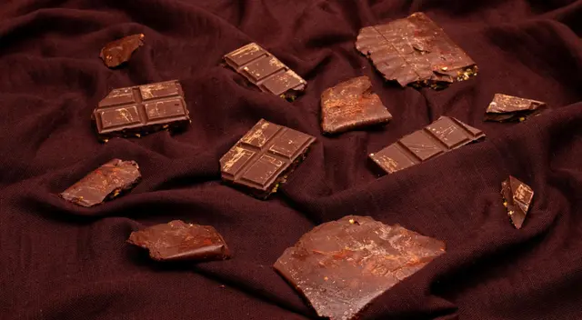 FDA ordena retiro de barras de chocolate por contaminación con piedras.