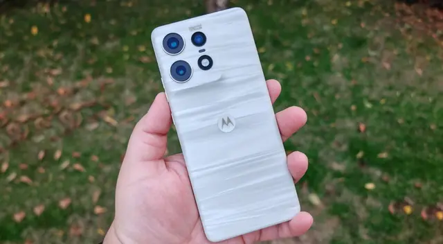 El Motorola Edge 50 Pro es un smartphone tan potente que supera al iPhone 16 de Apple. Conoce su ficha técnica y precio oficial en 2025.