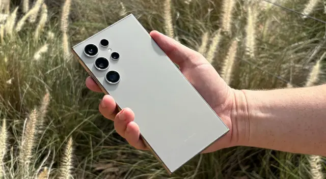 El Samsung S24 Ultra tiene mejores características que el iPhone 16.