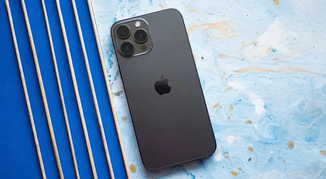 El iPhone 13 Pro Max es uno de los mejores teléfonos de Apple y pese a ser del 2021 supera a cualquier Galaxy de Samsung.