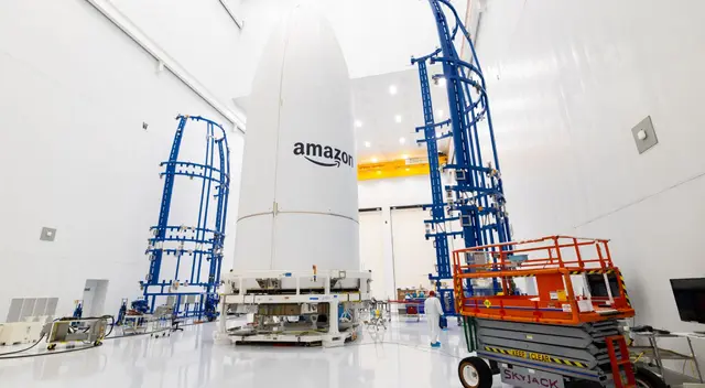 Amazon le hará la competencia a Elon Musk con internet satelital. Amazon le hará la competencia a Elon Musk con internet satelital.