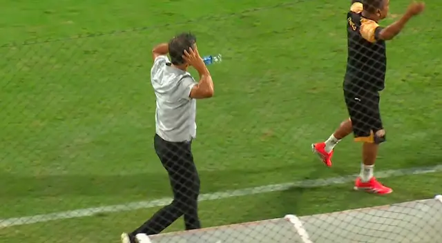 Fabián Bustos celebró con gesto polémico el gol del empate de Universitario. Fabián Bustos celebró con gesto polémico el gol del empate de Universitario.