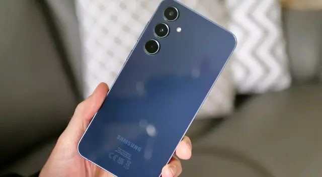 Celular de Samsung supera ampliamente a Motorola con este modelo. Celular de Samsung supera ampliamente a Motorola con este modelo.