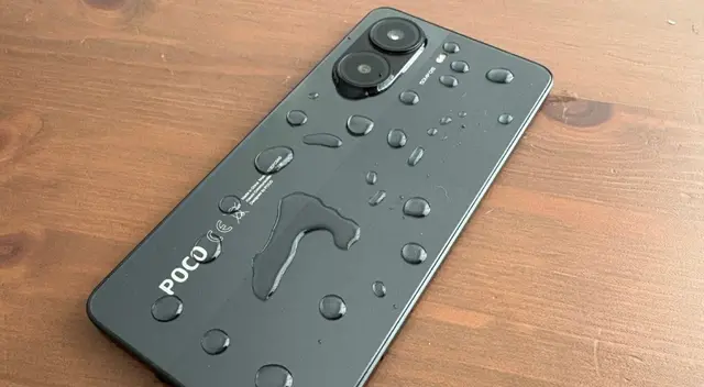 Este celular de la familia POCO tiene precio accesible y te llevas a casa un celular con buena pantalla y rendimiento soberbio.