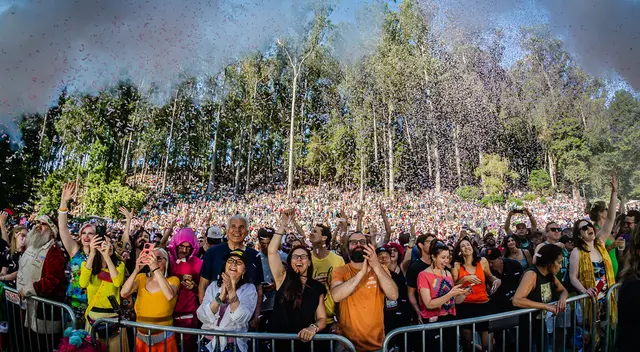 Seis semanas antes de cada concierto, se abrirá una lotería en línea para quienes deseen obtener boletos. Seis semanas antes de cada concierto, se abrirá una lotería en línea para quienes deseen obtener boletos.