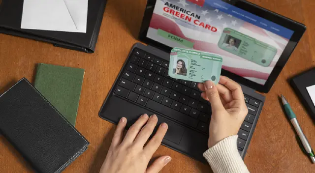 La Green Card permite a los inmigrantes residir indefinidamente, trabajar legalmente en diversas industrias y disfrutar de protección bajo las leyes estadounidenses. Foto: Freepik