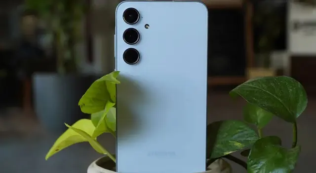 El teléfono de Samsung que además de ser impermeable, también es bonito.