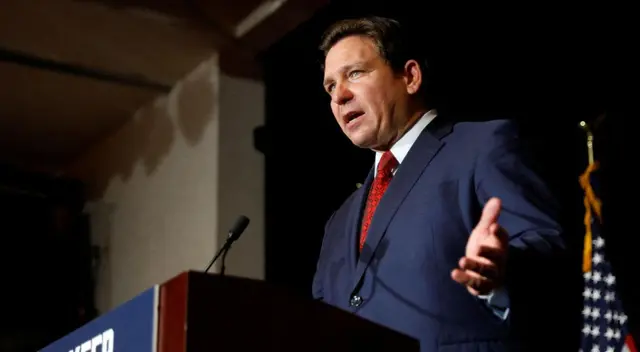 El gobernador Ron DeSantis promovió una ley que incluye la condena a muerte para migrantes indocumentados.