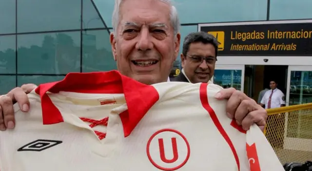 Mario Vargas Llosa posó con la camiseta de Universitario