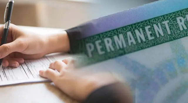 Haz el ajuste de estatus para la Green Card desde otro país. Haz el ajuste de estatus para la Green Card desde otro país.