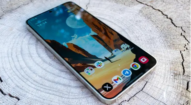 Este celular surcoreano es chiquito, pero pese a ello es uno de los más potentes de nuestros días. Este celular surcoreano es chiquito, pero pese a ello es uno de los más potentes de nuestros días.