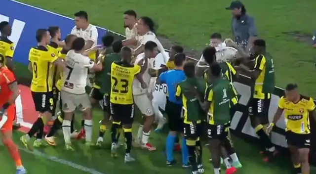 Jugadores de Universitario y Barcelona SC se enfrentaron con empujones.