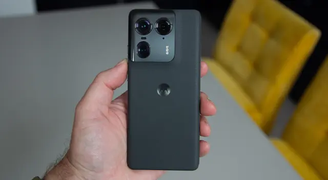 El celular Motorola que tiene un precio accesible y también es de alta gama.