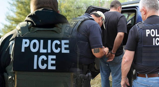  ICE deportó a más de 100,000 personas, con énfasis en aquellas con antecedentes penales. Imagen:composición Líbero.<br>   
