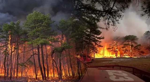 Continúa el incendio forestal en Nueva Jersey. Continúa el incendio forestal en Nueva Jersey.