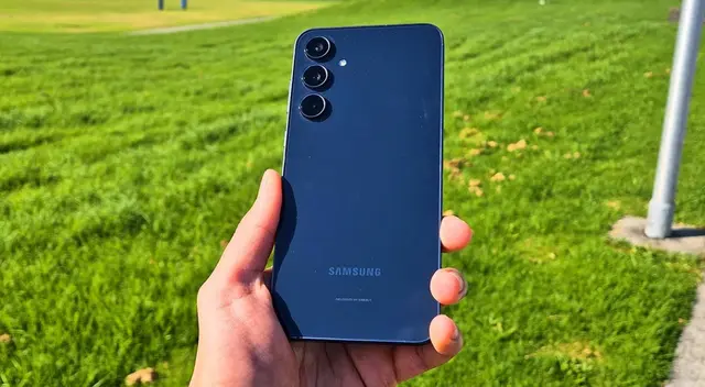 Este teléfono de Samsung se lanzó en el 2024 y es uno de los más vendidos.